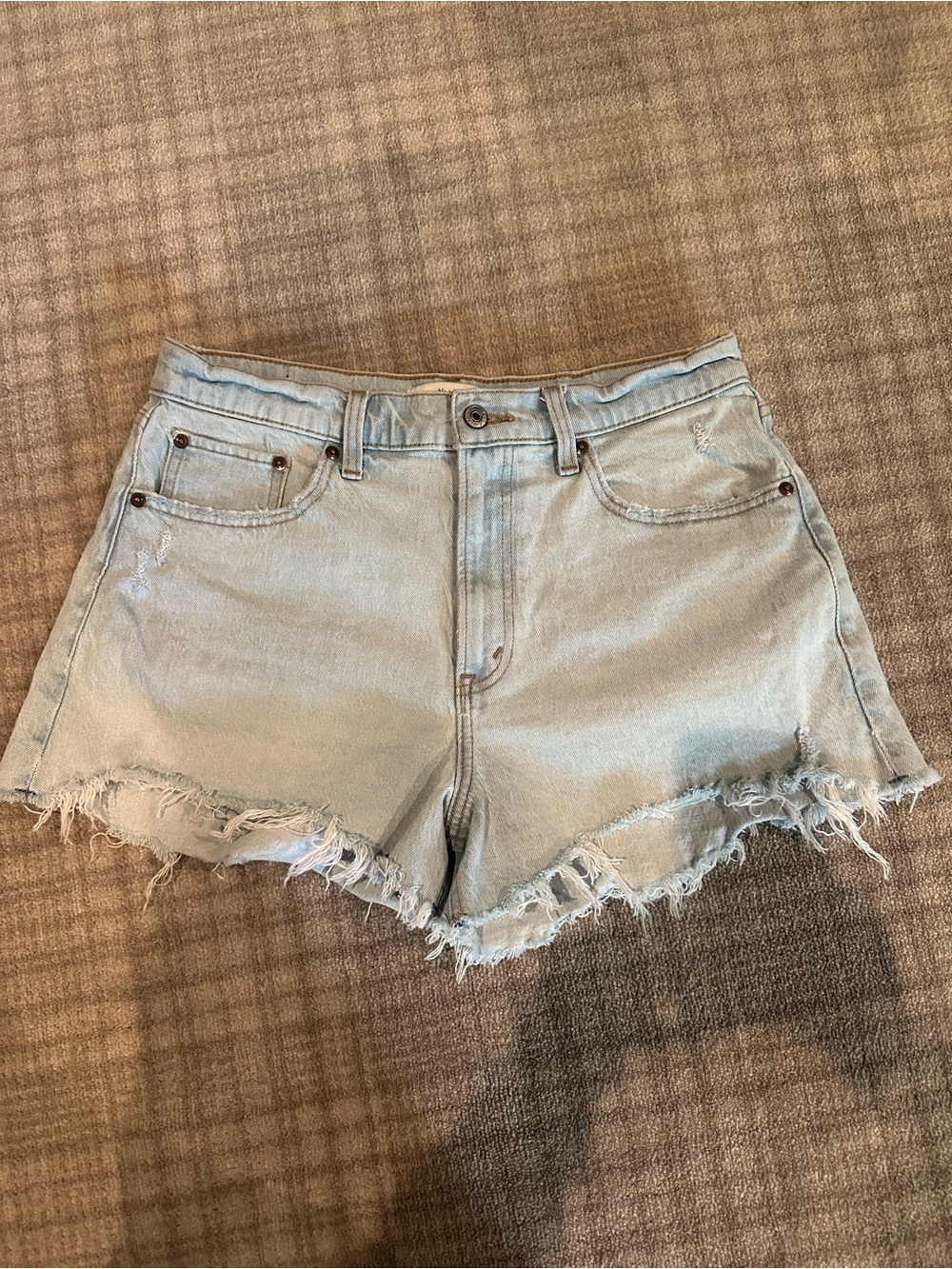 A&F The Mom Short High Rise Curve Love - Light Blue Denim Distressed